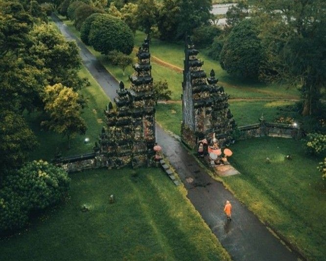 Handara Gate,  Hidden Hill,  And Lake Beratan Get Instagrammers Dream